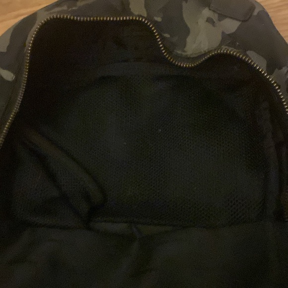 Lululemon city adventure backpack 17L - Picture 9 of 16